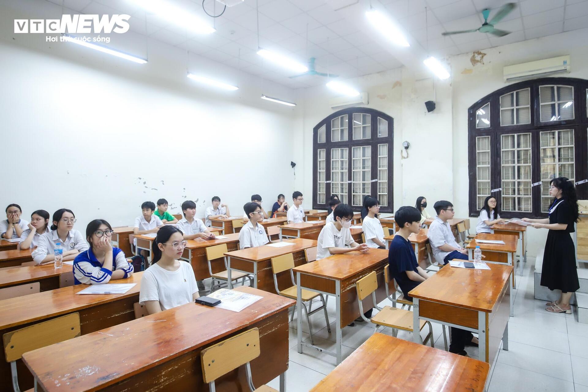 nu-cuoi-si-tu-thi-lop-10-ha-noi-ngay-dau-lam-thu-tuc-14-10075922-1749196515678-17491965157761951190105.jpg