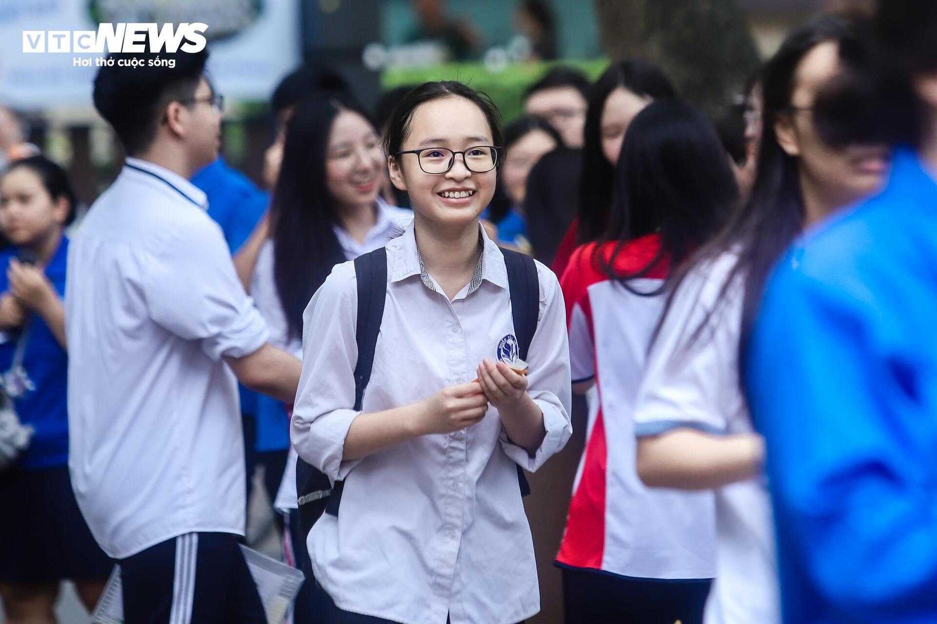 nu-cuoi-si-tu-thi-lop-10-ha-noi-ngay-dau-lam-thu-tuc-2-10053410-1749196507367-17491965074491062663650.jpg