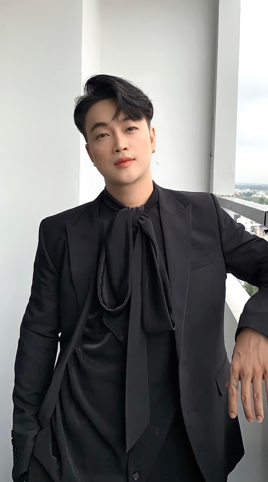 Nam ca sĩ Việt sang Trung Quốc: "Cả trung tâm thương mại bao vây tôi, phải gọi bảo vệ tới"- Ảnh 1. Nam ca sĩ Việt sang Trung Quốc: "Cả trung tâm thương mại bao vây tôi, phải gọi bảo vệ tới"- Ảnh 1.