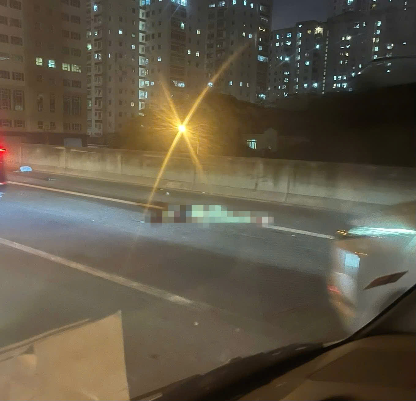 Hà Nội: Đi xe máy lên đường Vành đai 3 trên cao, người đàn ông bị ô tô tông tử vong- Ảnh 1.