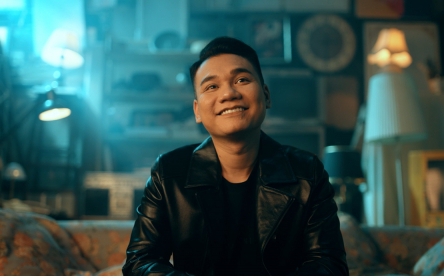 Con g&aacute;i Khắc Việt &ograve;a kh&oacute;c nức nở khi chơi gameshow - Ảnh 1.