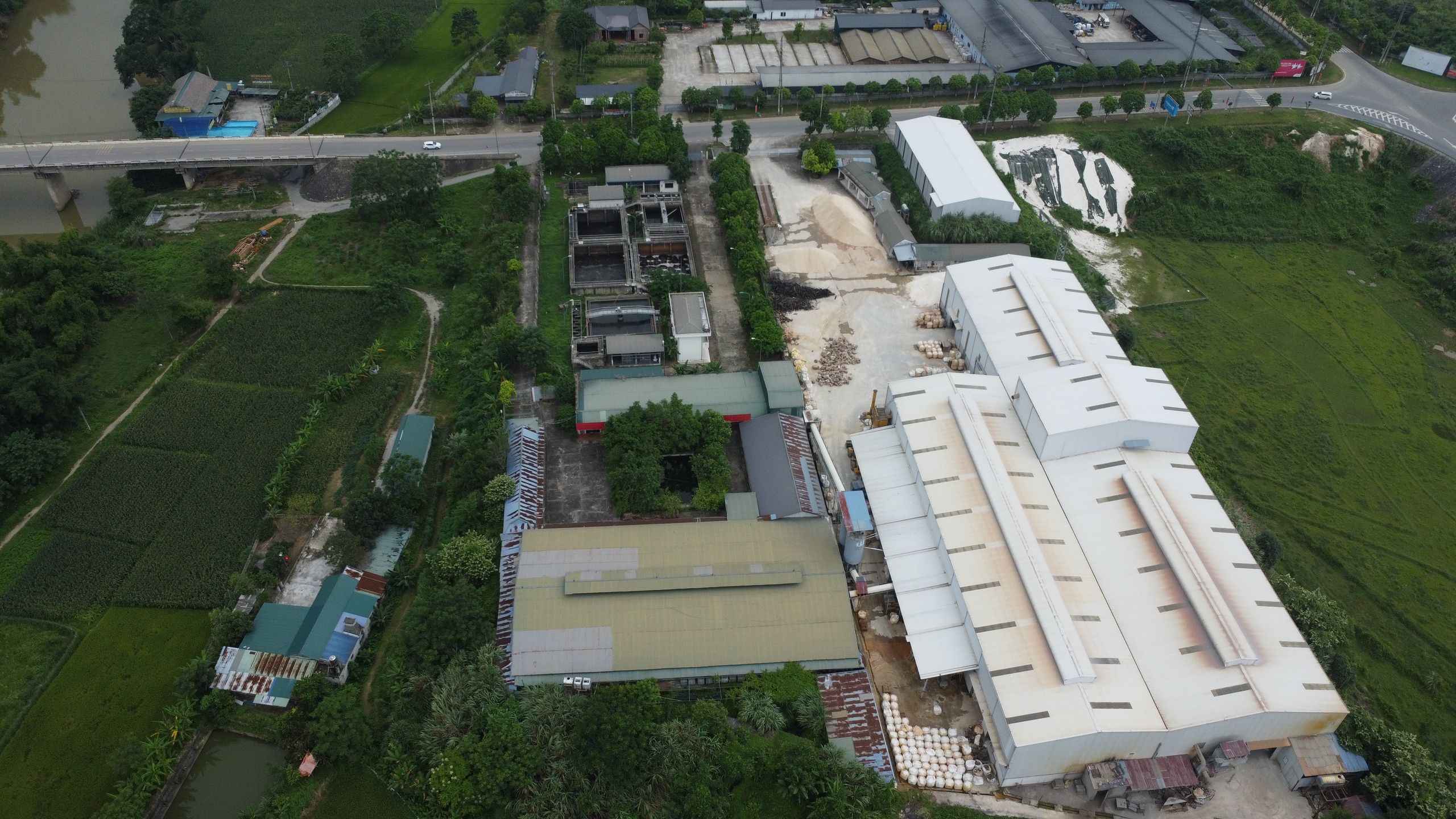Cận cảnh bãi tập kết bột đá, cát thạch anh ngoài môi tường tại khu công nghiệp Thanh Bình ở Bắc Kạn - Ảnh 14.