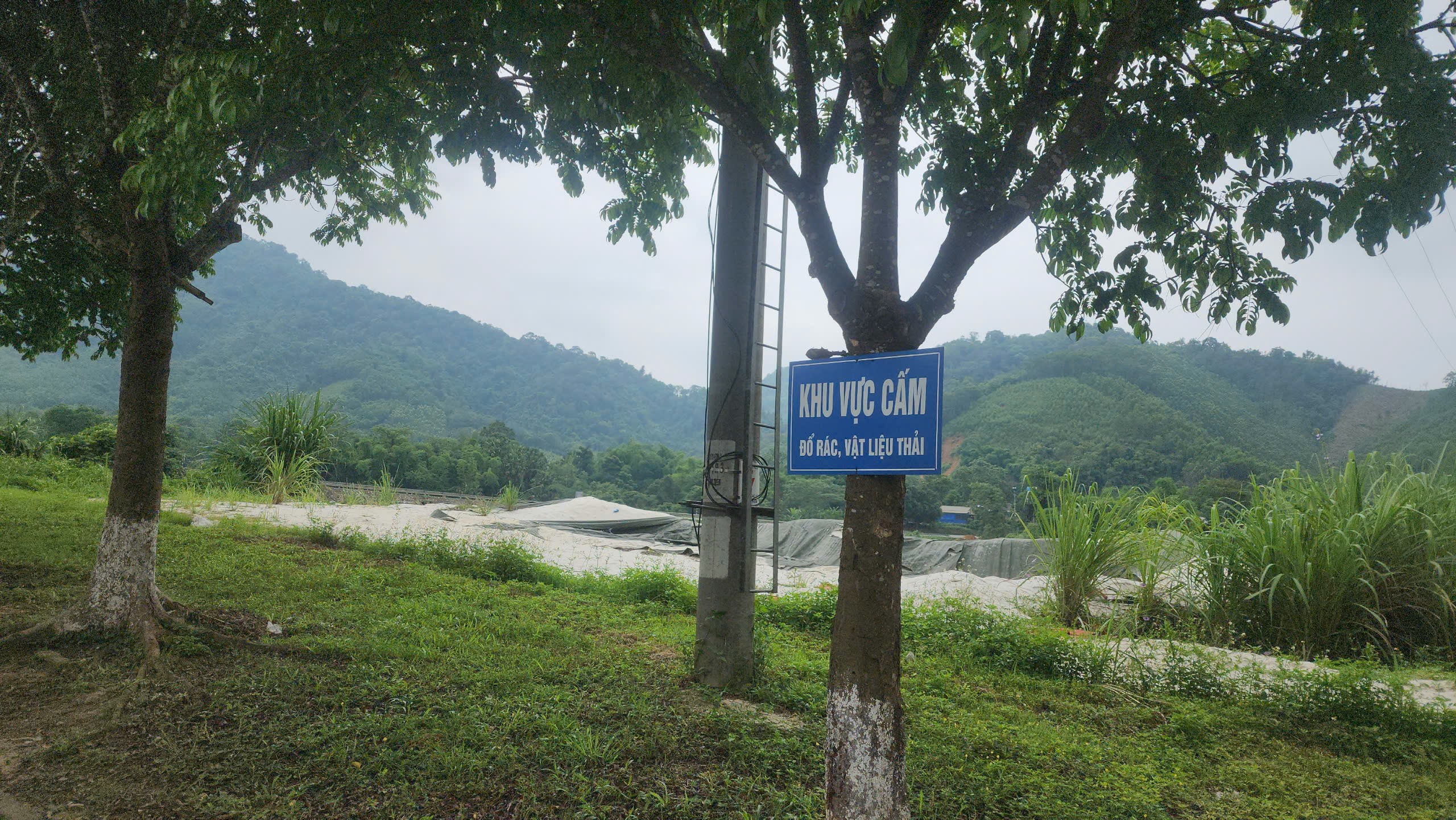 Cận cảnh bãi tập kết bột đá, cát thạch anh ngoài môi tường tại khu công nghiệp Thanh Bình ở Bắc Kạn - Ảnh 9.