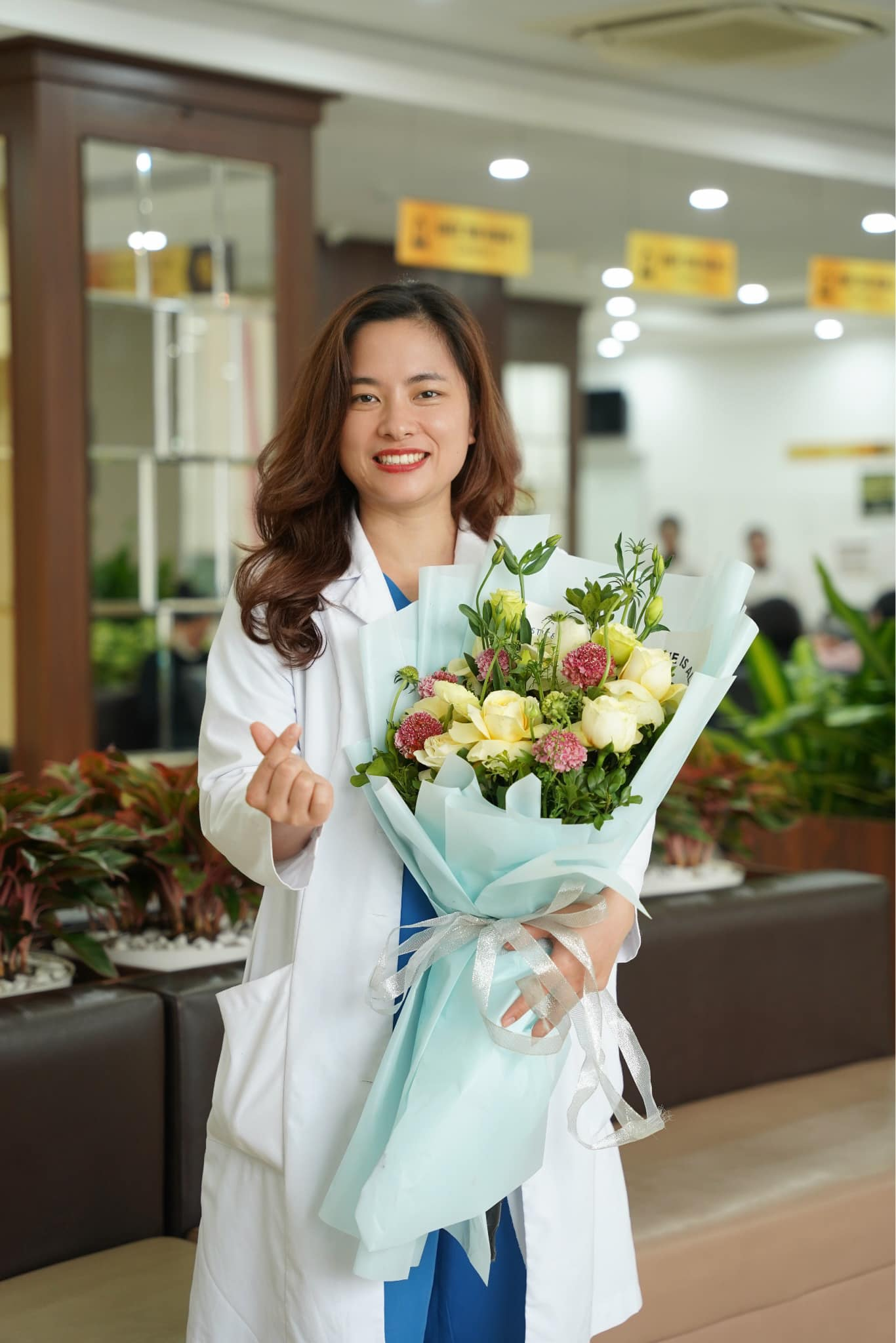 Nữ bác sĩ ở Hà Nội 'gây bão mạng xã hội' với hình ảnh dịch cabin là ai?- Ảnh 2. Nữ bác sĩ ở Hà Nội 'gây bão mạng xã hội' với hình ảnh dịch cabin là ai?- Ảnh 2.