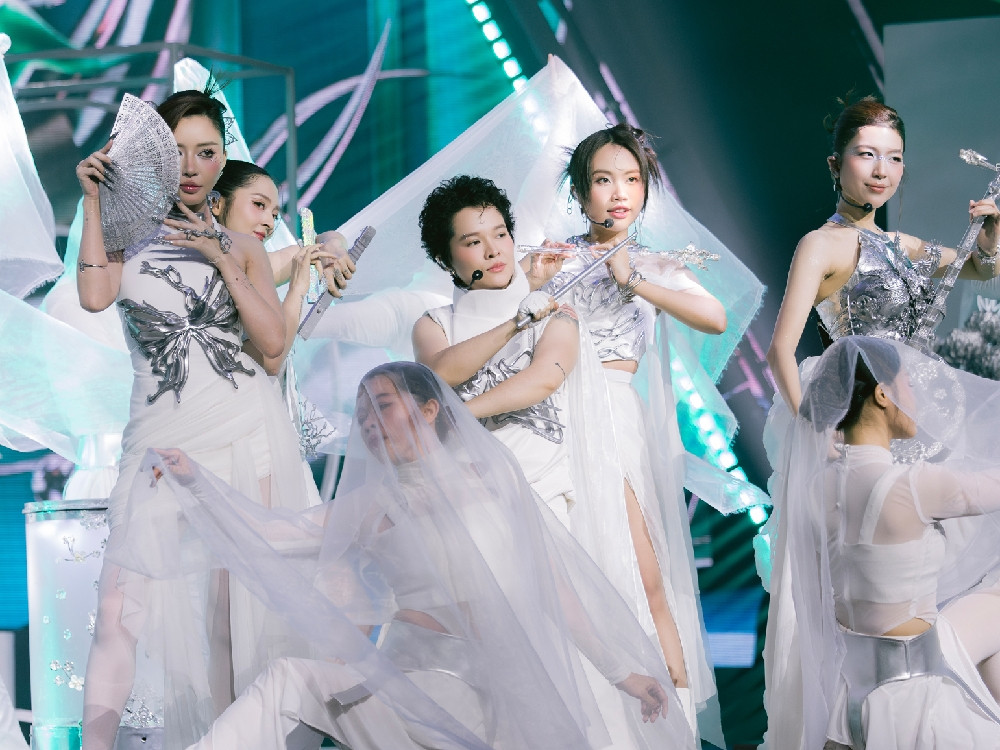 Phương Mỹ Chi hát cải lương, Bích Phương phát ngôn gây sốc ở 'Em xinh' - Ảnh 4. Phương Mỹ Chi hát cải lương, Bích Phương phát ngôn gây sốc ở 'Em xinh' - Ảnh 4.