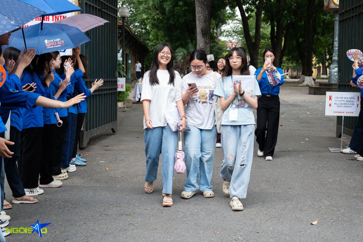 Thí sinh ở Hà Nội òa khóc sau khi thi Toán vào lớp 10 - Ảnh 1. Thí sinh ở Hà Nội òa khóc sau khi thi Toán vào lớp 10 - Ảnh 1.