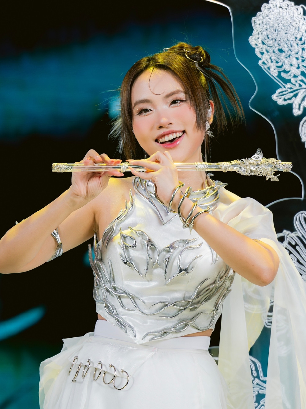 Phương Mỹ Chi hát cải lương, Bích Phương phát ngôn gây sốc ở 'Em xinh' - Ảnh 1. Phương Mỹ Chi hát cải lương, Bích Phương phát ngôn gây sốc ở 'Em xinh' - Ảnh 1.