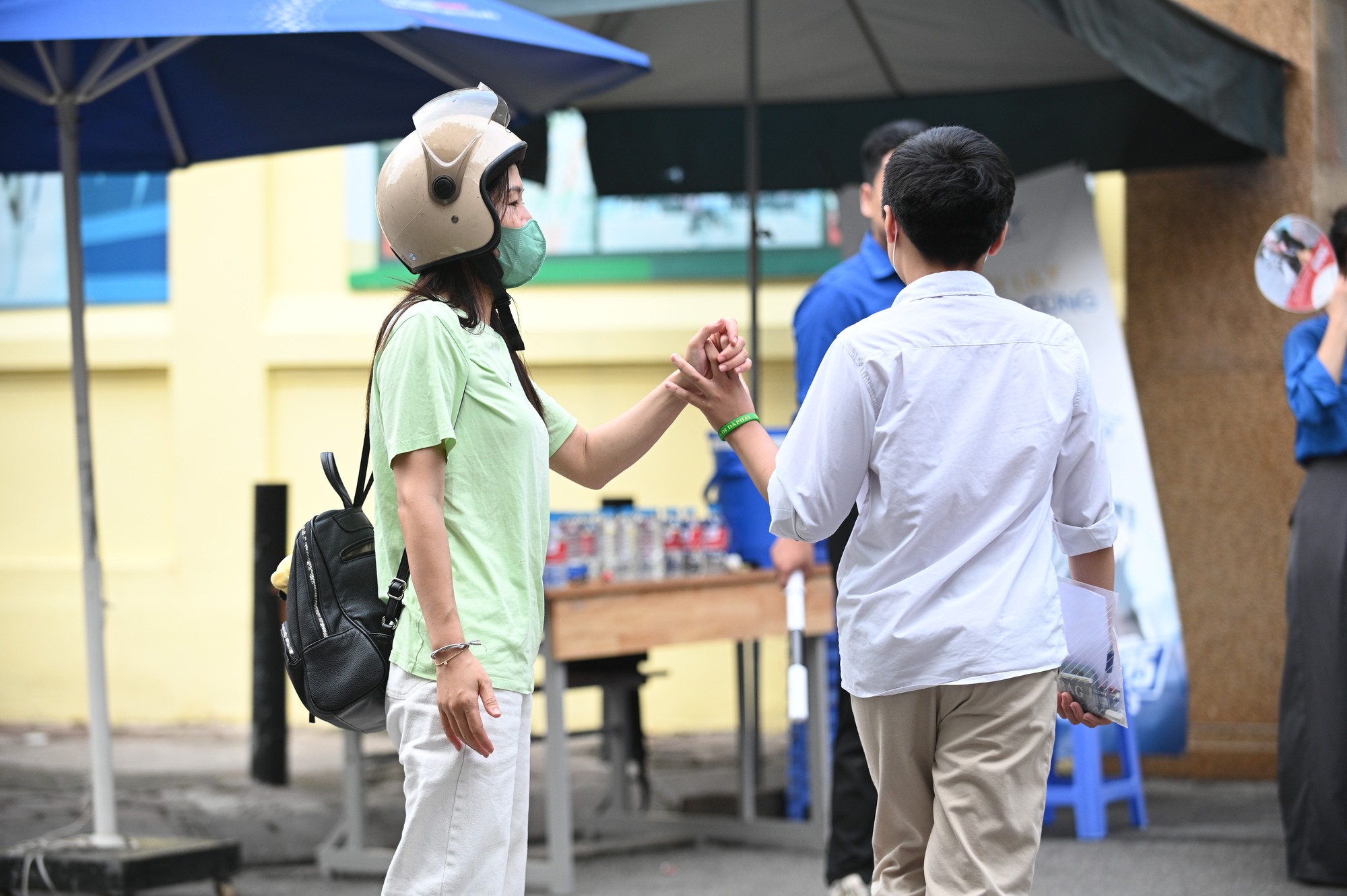 Thi vào lớp 10 Hà Nội buổi cuối cùng: Sĩ tử nhịn đau, chống nạng đến điểm thi - Ảnh 7. Thi vào lớp 10 Hà Nội buổi cuối cùng: Sĩ tử nhịn đau, chống nạng đến điểm thi - Ảnh 7.