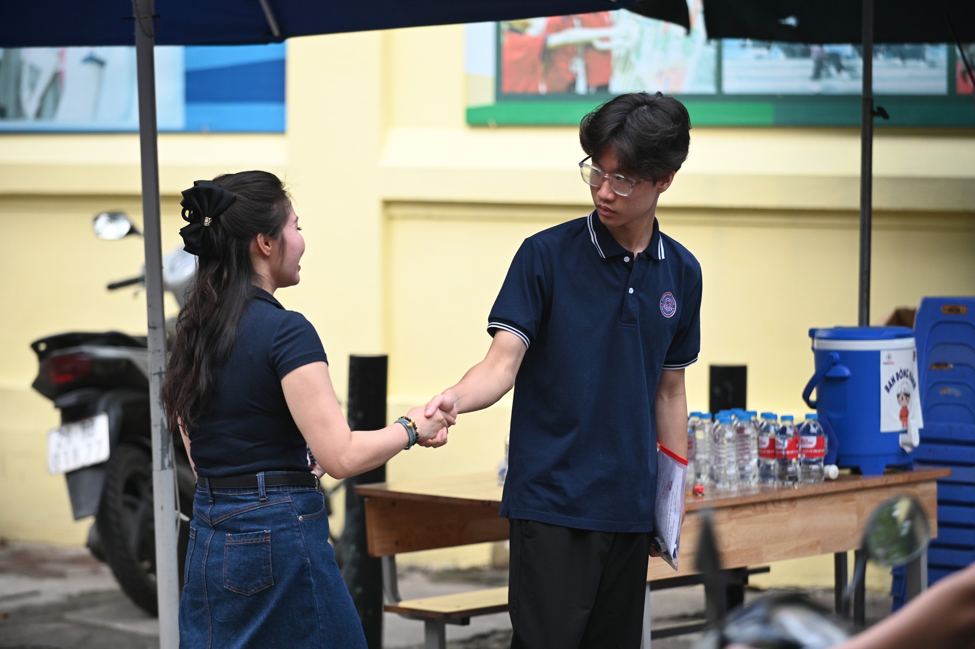 Thi vào lớp 10 Hà Nội buổi cuối cùng: Sĩ tử nhịn đau, chống nạng đến điểm thi - Ảnh 6. Thi vào lớp 10 Hà Nội buổi cuối cùng: Sĩ tử nhịn đau, chống nạng đến điểm thi - Ảnh 6.