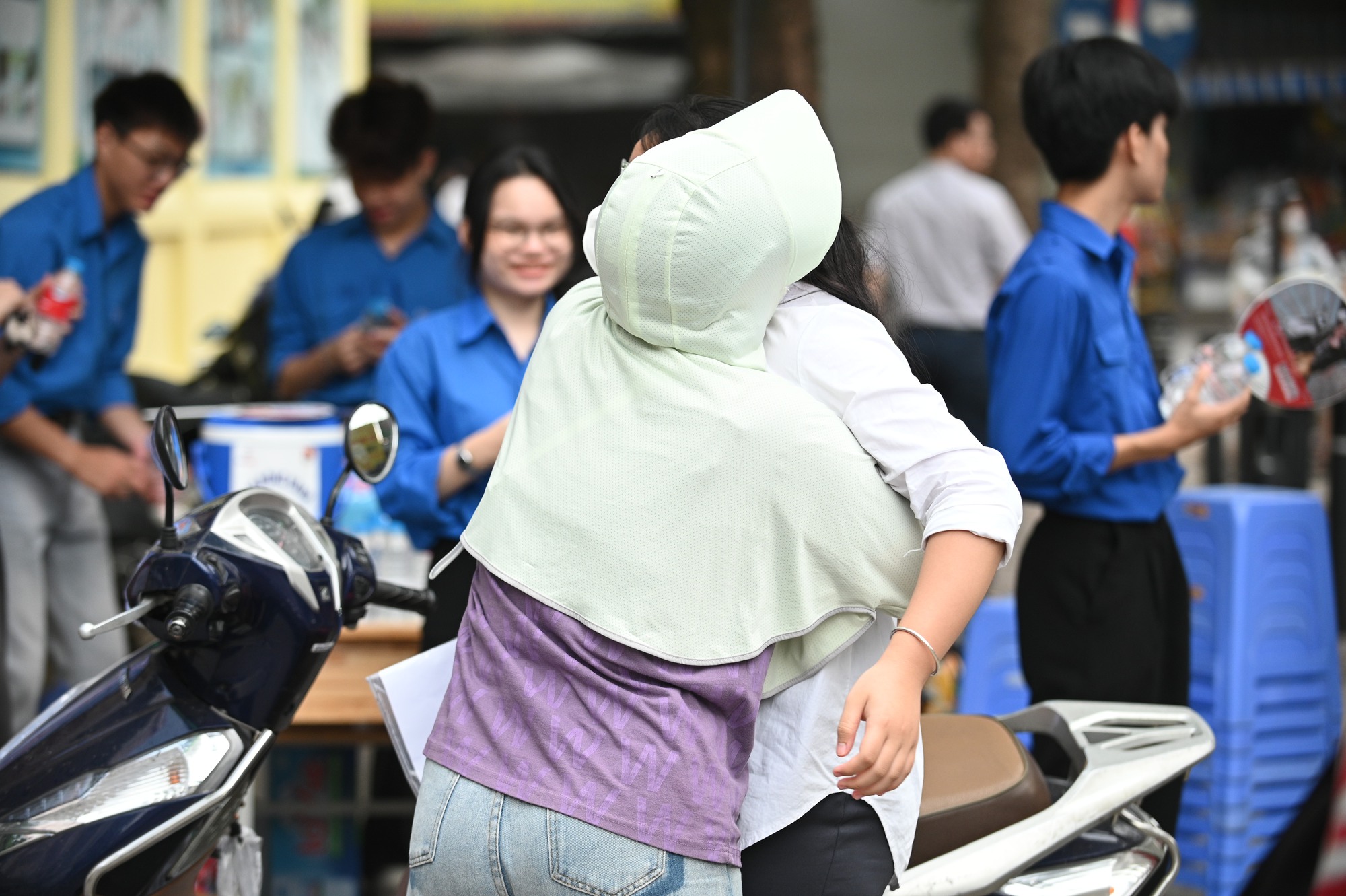 Thi vào lớp 10 Hà Nội buổi cuối cùng: Sĩ tử nhịn đau, chống nạng đến điểm thi - Ảnh 5. Thi vào lớp 10 Hà Nội buổi cuối cùng: Sĩ tử nhịn đau, chống nạng đến điểm thi - Ảnh 5.