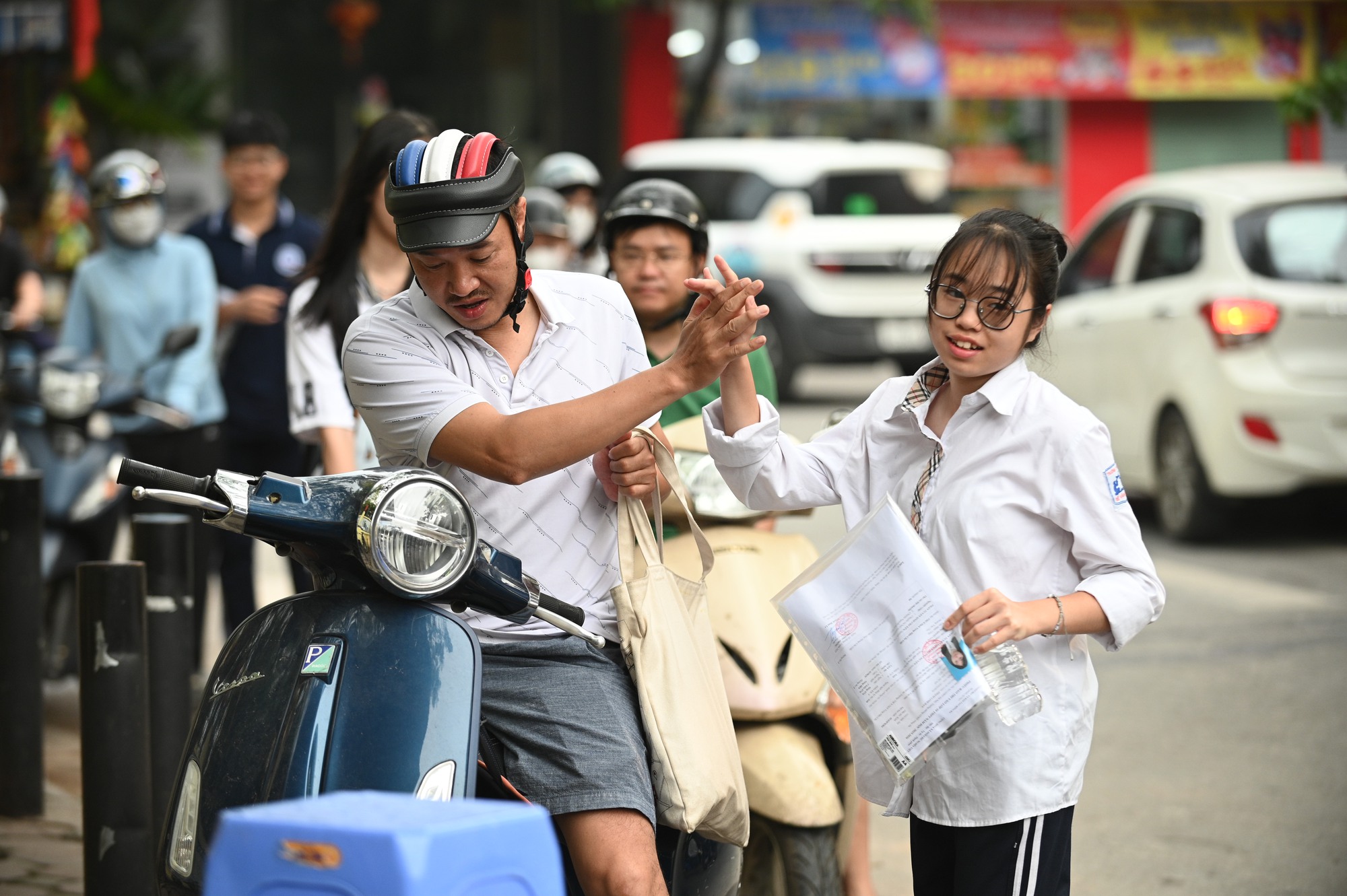 Thi vào lớp 10 Hà Nội buổi cuối cùng: Sĩ tử nhịn đau, chống nạng đến điểm thi - Ảnh 4. Thi vào lớp 10 Hà Nội buổi cuối cùng: Sĩ tử nhịn đau, chống nạng đến điểm thi - Ảnh 4.