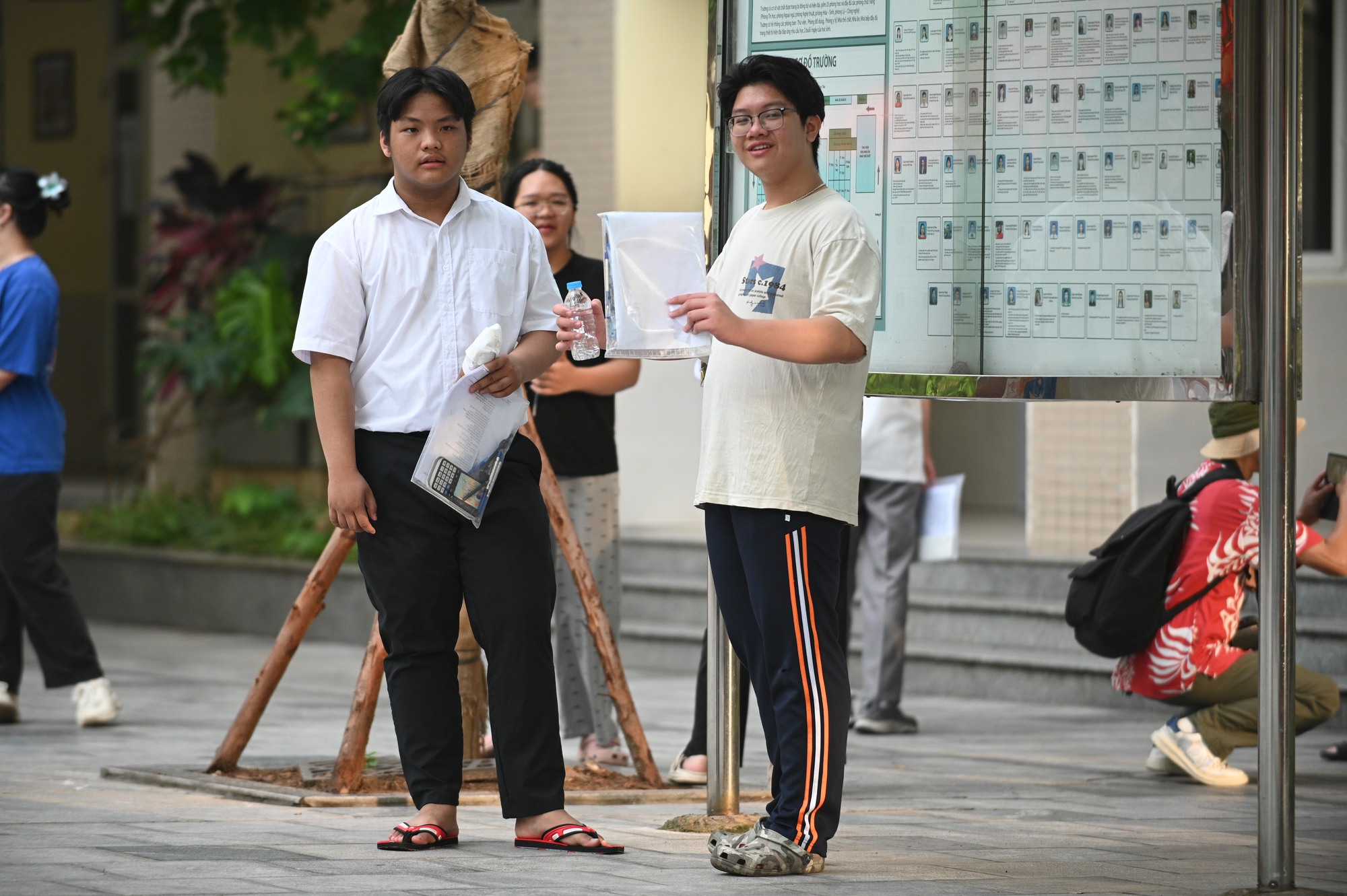 Thi vào lớp 10 Hà Nội buổi cuối cùng: Sĩ tử nhịn đau, chống nạng đến điểm thi - Ảnh 3. Thi vào lớp 10 Hà Nội buổi cuối cùng: Sĩ tử nhịn đau, chống nạng đến điểm thi - Ảnh 3.