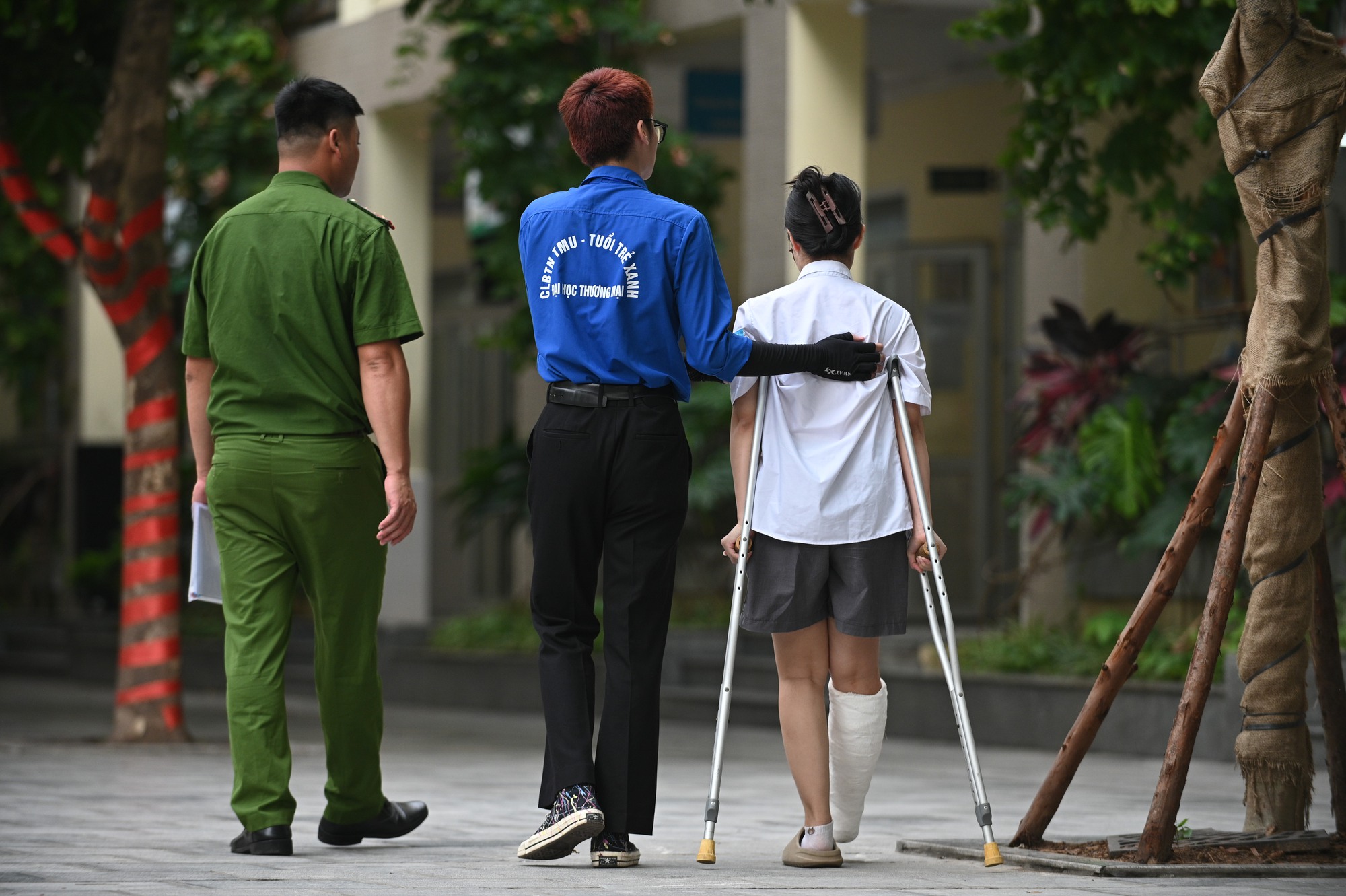 Thi vào lớp 10 Hà Nội buổi cuối cùng: Sĩ tử nhịn đau, chống nạng đến điểm thi - Ảnh 2. Thi vào lớp 10 Hà Nội buổi cuối cùng: Sĩ tử nhịn đau, chống nạng đến điểm thi - Ảnh 2.
