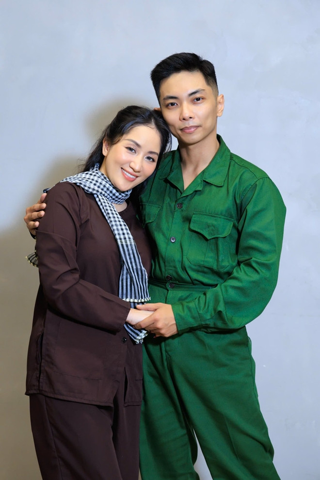 Mối tình lệch tuổi của Khánh Thi - Phan Hiển từ tranh cãi đến hôn nhân viên mãn - Ảnh 8. Mối tình lệch tuổi của Khánh Thi - Phan Hiển từ tranh cãi đến hôn nhân viên mãn - Ảnh 8.