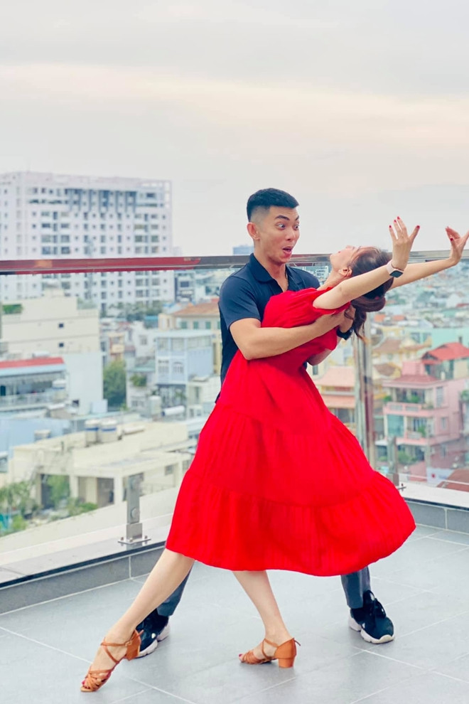 Mối tình lệch tuổi của Khánh Thi - Phan Hiển từ tranh cãi đến hôn nhân viên mãn - Ảnh 2. Mối tình lệch tuổi của Khánh Thi - Phan Hiển từ tranh cãi đến hôn nhân viên mãn - Ảnh 2.