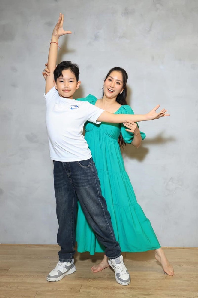 Mối tình lệch tuổi của Khánh Thi - Phan Hiển từ tranh cãi đến hôn nhân viên mãn - Ảnh 6. Mối tình lệch tuổi của Khánh Thi - Phan Hiển từ tranh cãi đến hôn nhân viên mãn - Ảnh 6.