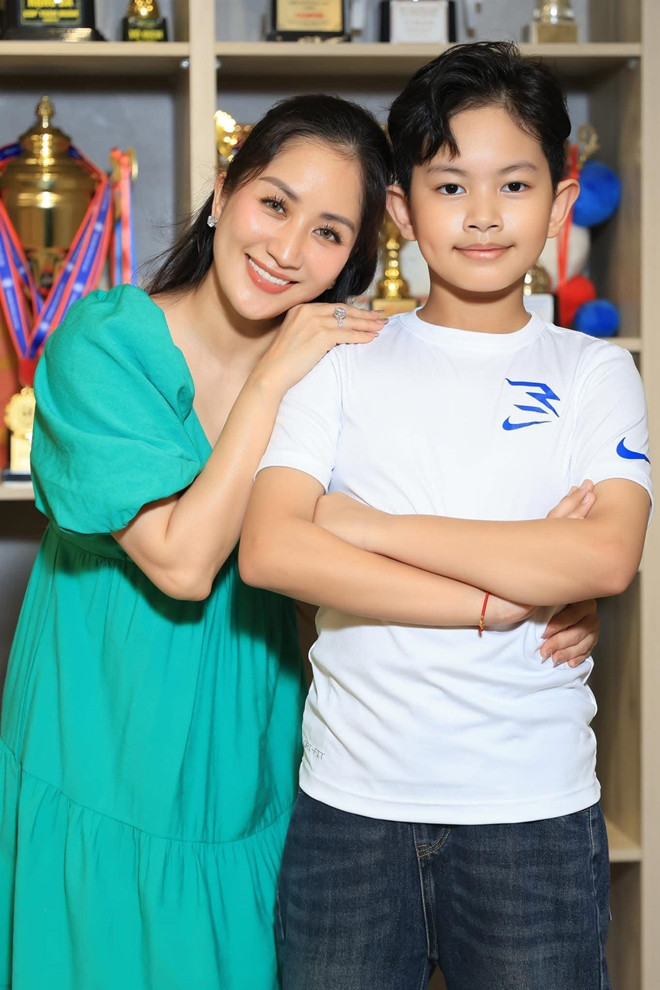 Mối tình lệch tuổi của Khánh Thi - Phan Hiển từ tranh cãi đến hôn nhân viên mãn - Ảnh 7. Mối tình lệch tuổi của Khánh Thi - Phan Hiển từ tranh cãi đến hôn nhân viên mãn - Ảnh 7.