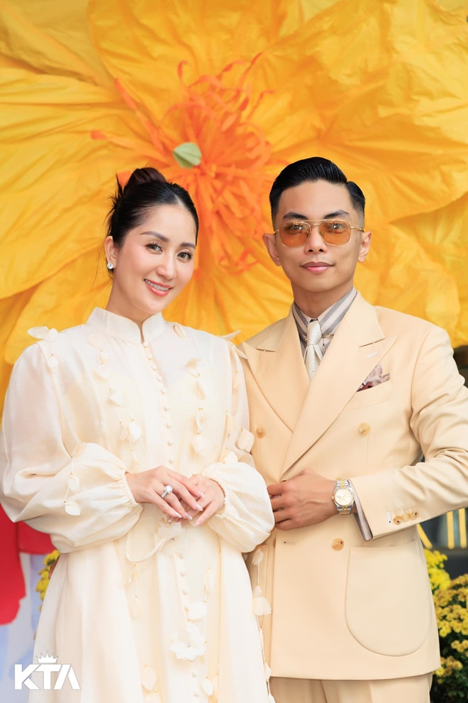 Mối tình lệch tuổi của Khánh Thi - Phan Hiển từ tranh cãi đến hôn nhân viên mãn - Ảnh 5. Mối tình lệch tuổi của Khánh Thi - Phan Hiển từ tranh cãi đến hôn nhân viên mãn - Ảnh 5.