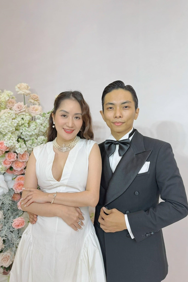 Mối tình lệch tuổi của Khánh Thi - Phan Hiển từ tranh cãi đến hôn nhân viên mãn - Ảnh 4. Mối tình lệch tuổi của Khánh Thi - Phan Hiển từ tranh cãi đến hôn nhân viên mãn - Ảnh 4.
