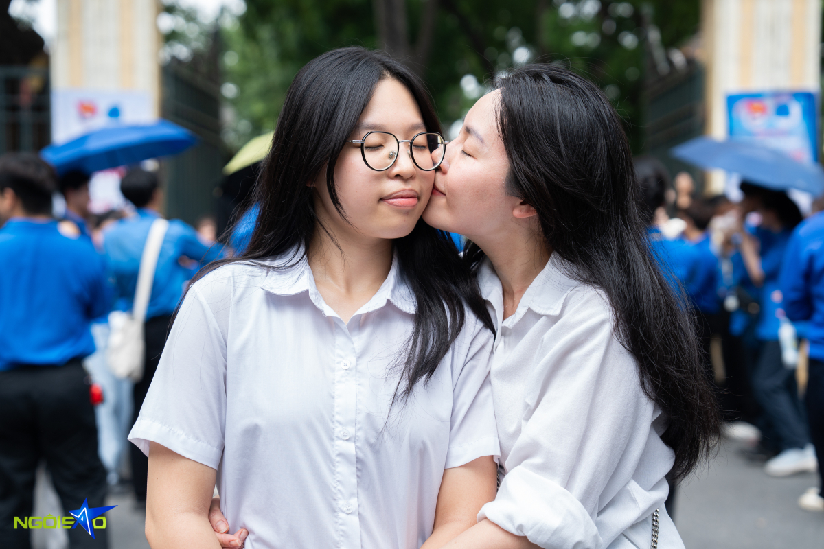 Thí sinh ở Hà Nội òa khóc sau khi thi Toán vào lớp 10 - Ảnh 10. Thí sinh ở Hà Nội òa khóc sau khi thi Toán vào lớp 10 - Ảnh 10.