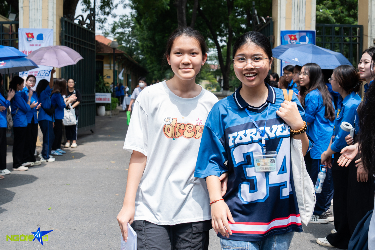Thí sinh ở Hà Nội òa khóc sau khi thi Toán vào lớp 10 - Ảnh 2. Thí sinh ở Hà Nội òa khóc sau khi thi Toán vào lớp 10 - Ảnh 2.