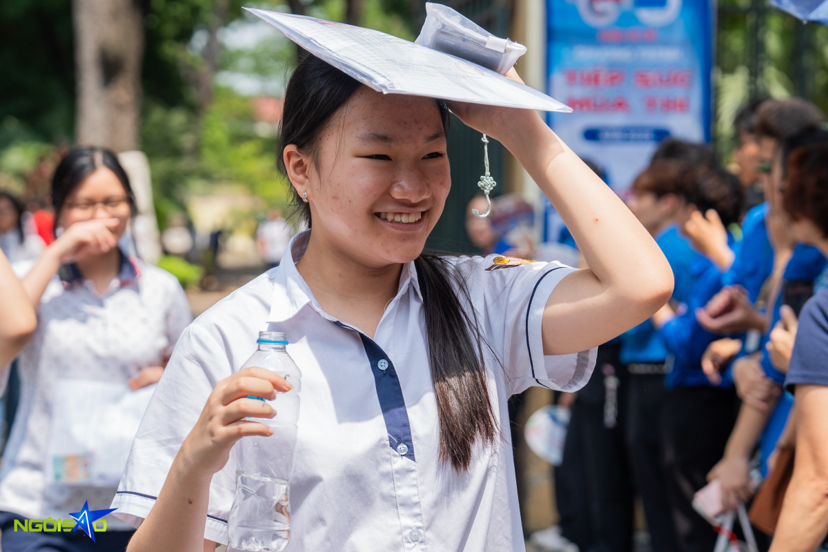 Thí sinh ở Hà Nội òa khóc sau khi thi Toán vào lớp 10 - Ảnh 11. Thí sinh ở Hà Nội òa khóc sau khi thi Toán vào lớp 10 - Ảnh 11.