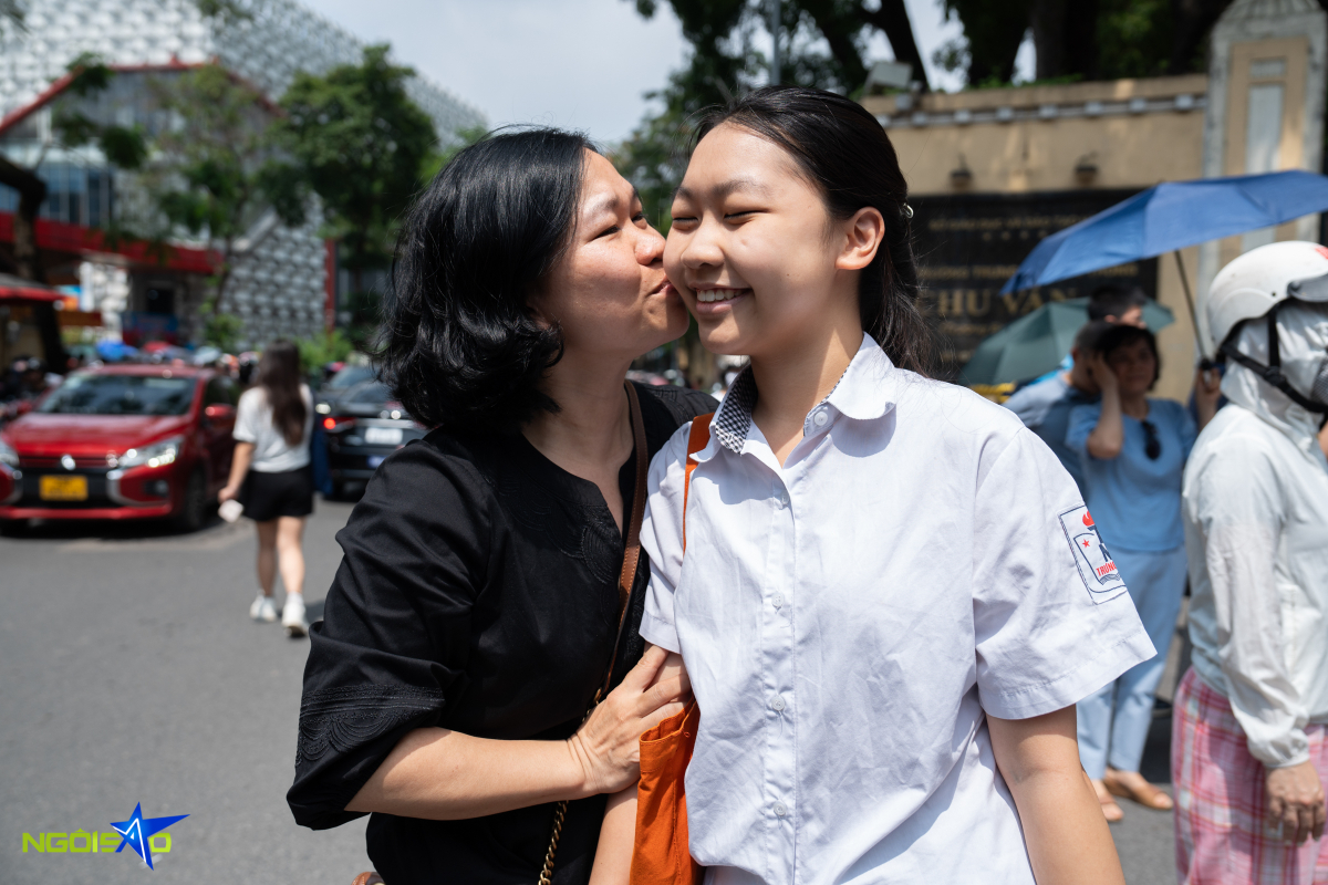 Thí sinh ở Hà Nội òa khóc sau khi thi Toán vào lớp 10 - Ảnh 7. Thí sinh ở Hà Nội òa khóc sau khi thi Toán vào lớp 10 - Ảnh 7.