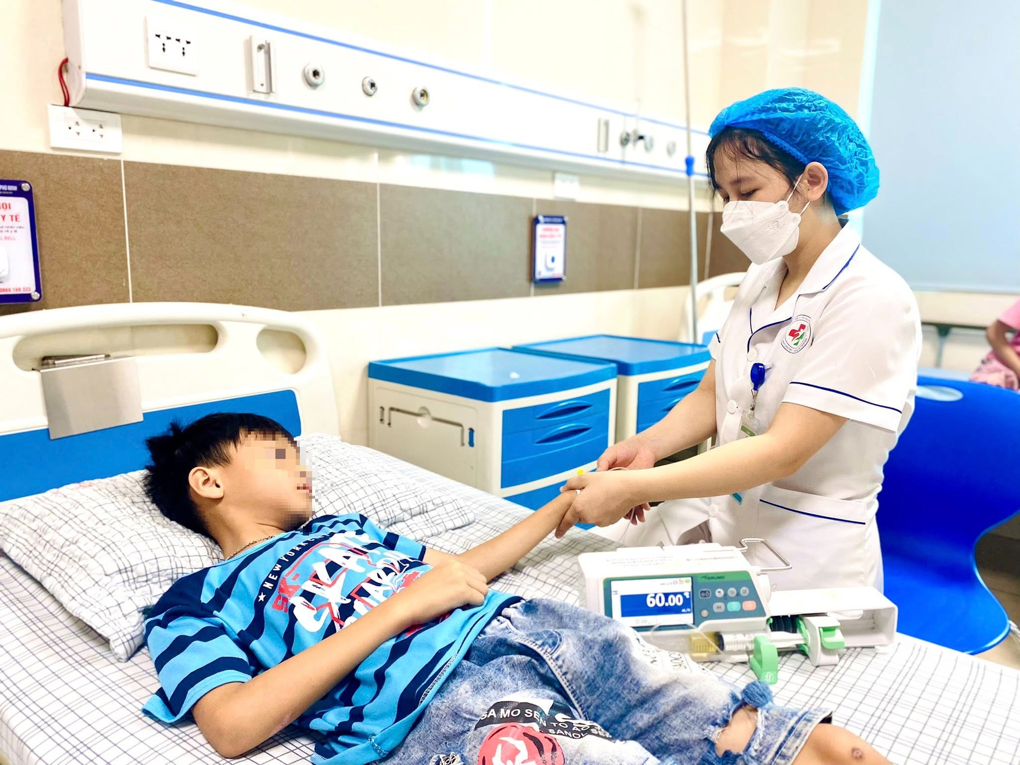 Bé 10 tuổi ở Phú Thọ bị sốc nhiệt, nhập viện gấp do dùng điều hòa sai cách - Ảnh 2.