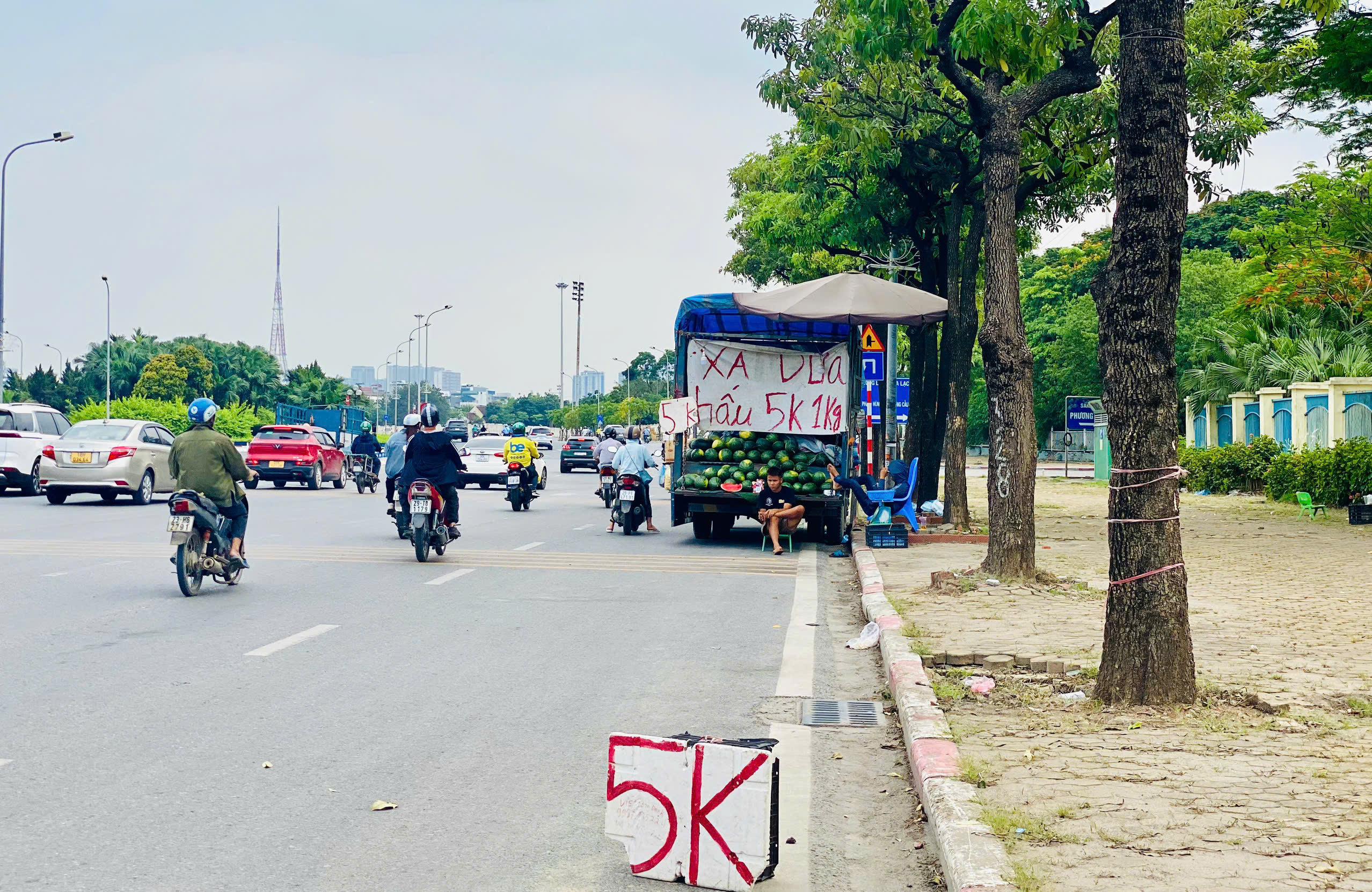 Tiểu thương lý giải nguyên nhân  dưa hấu bán tràn ngập thị trường giá chỉ 5.000 đồng/kg, - Ảnh 5.
