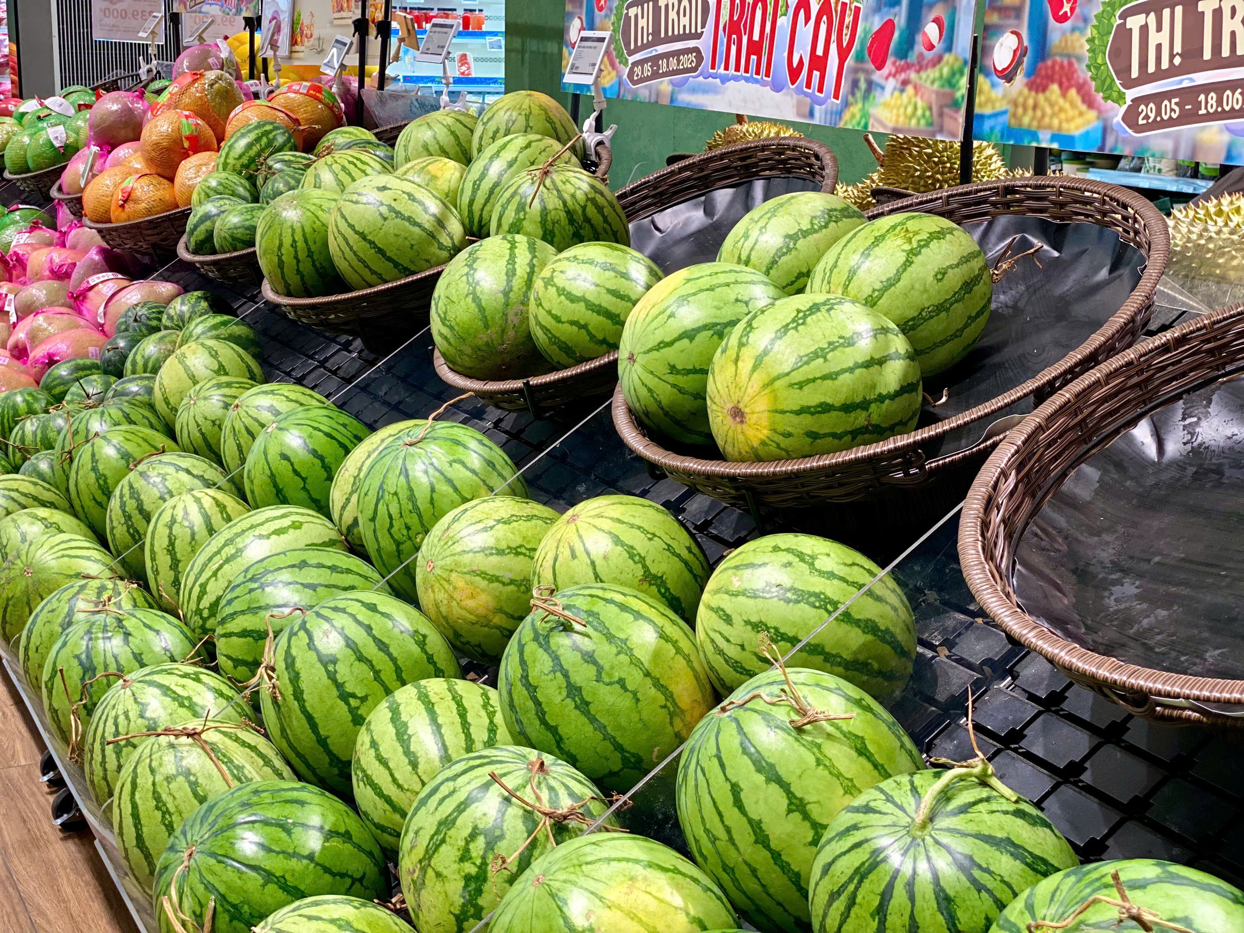 Tiểu thương lý giải nguyên nhân  dưa hấu bán tràn ngập thị trường giá chỉ 5.000 đồng/kg, - Ảnh 8.