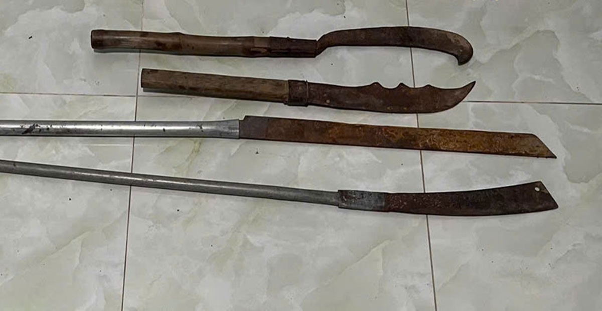 Kịp thời ngăn chặn 2 nhóm dùng hung khí chuẩn bị hỗn chiến - Ảnh 2. Kịp thời ngăn chặn 2 nhóm dùng hung khí chuẩn bị hỗn chiến - Ảnh 2.