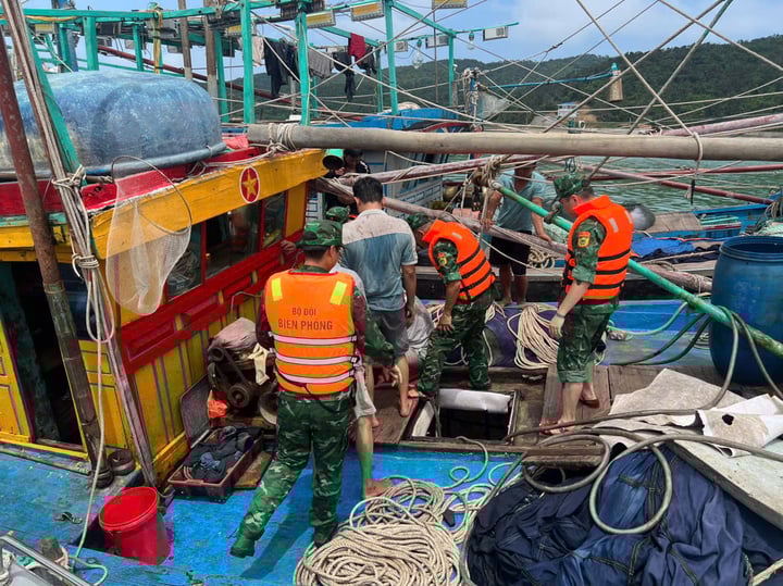 Bộ đội Biên phòng cứu 4 ngư dân đánh cá gặp nạn trên biển- Ảnh 1. Bộ đội Biên phòng cứu 4 ngư dân đánh cá gặp nạn trên biển- Ảnh 1.