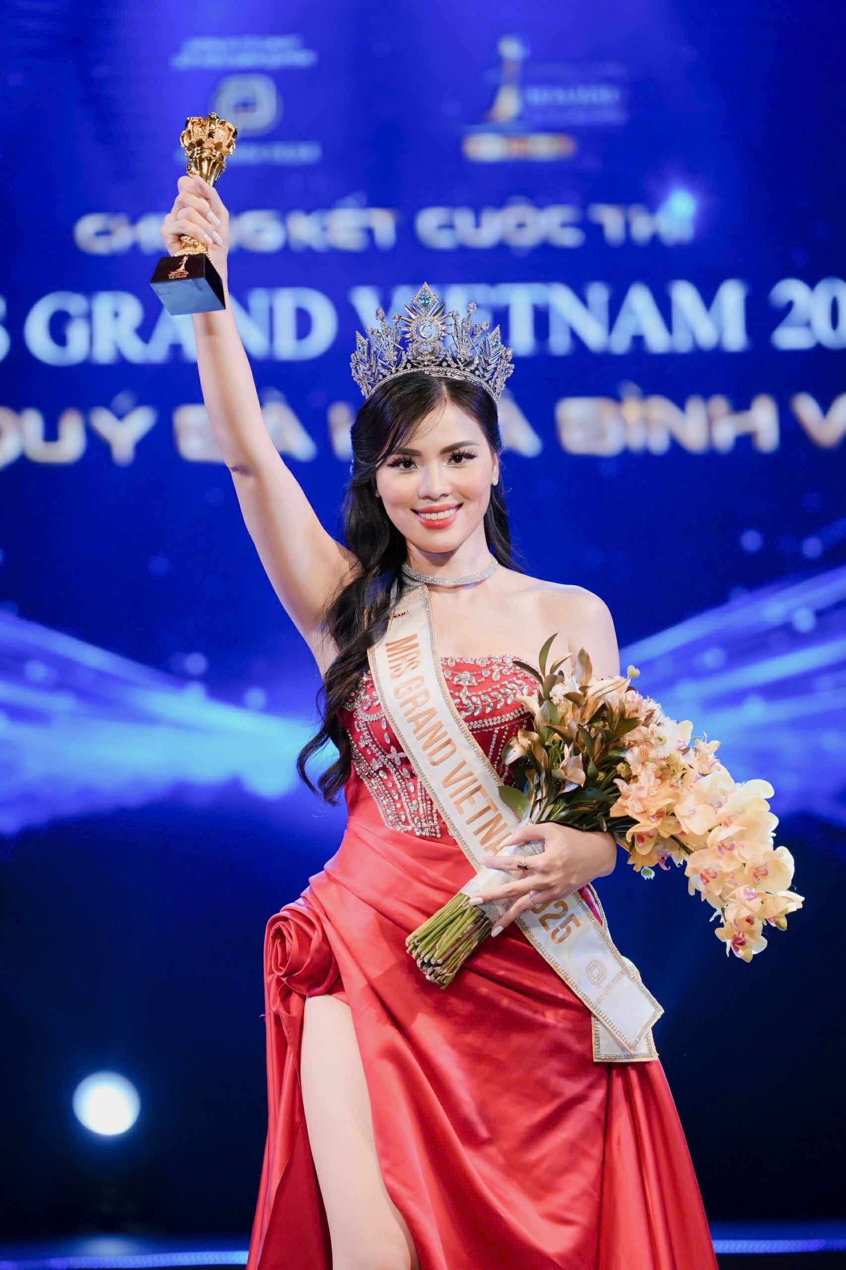 Nữ cán bộ ngành khoa học quê Hải Phòng đăng quang Mrs Grand Vietnam 2025- Ảnh 1. Nữ cán bộ ngành khoa học quê Hải Phòng đăng quang Mrs Grand Vietnam 2025- Ảnh 1.