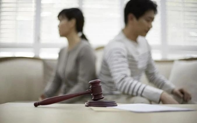 Ly hôn xong mới biết vợ thành tỷ phú, chồng cũ mặt dày quay lại đòi tiền