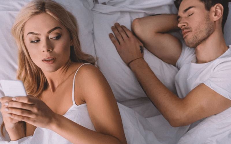 Tin nhắn "lạ" lúc nửa đêm và bí mật của vợ khiến tôi điên đầu