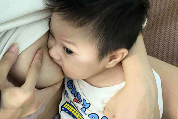 5 bí quyết chăm sóc ngực mẹ sau sinh giúp tránh tắc tia sữa, nứt núm vú- Ảnh 1.