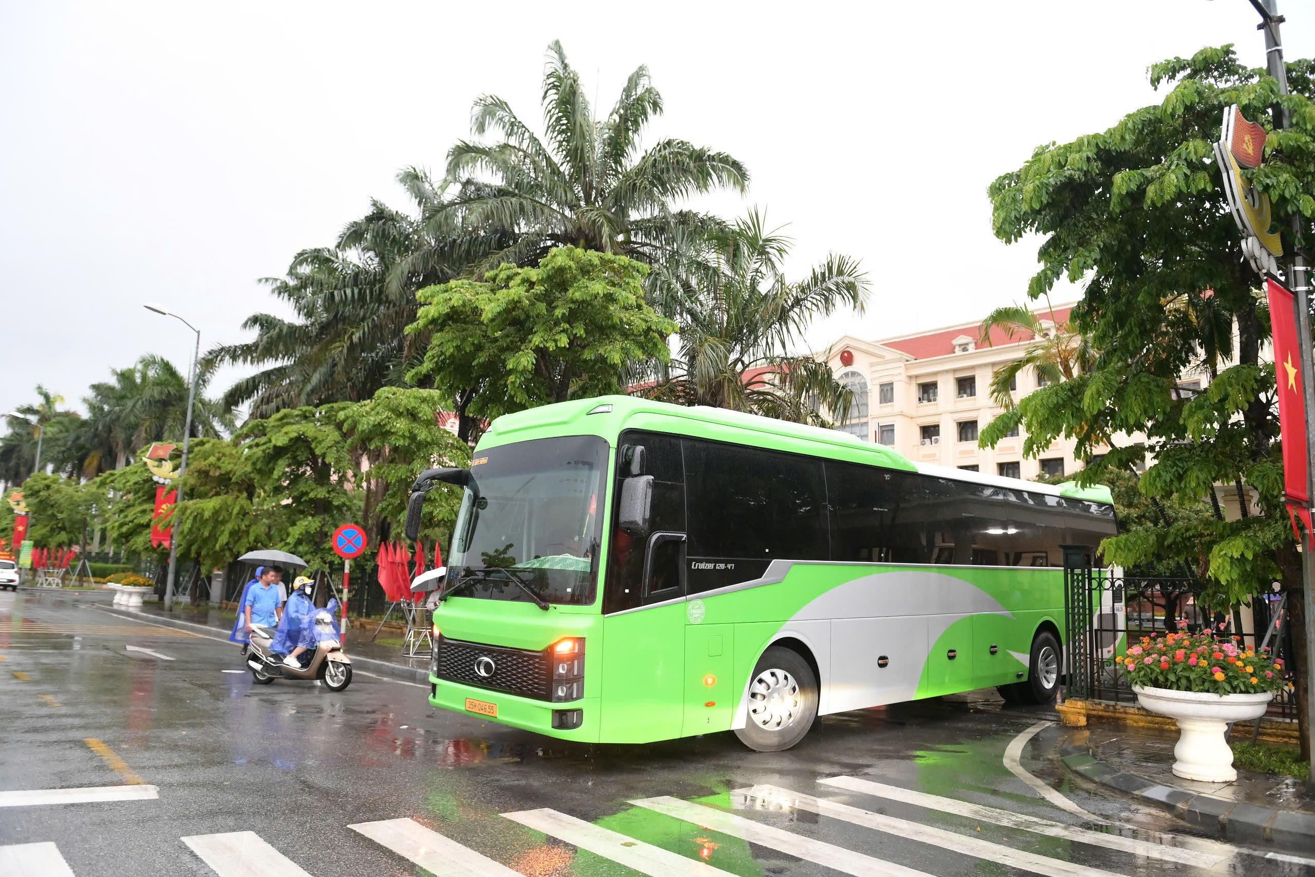 Ngày đầu vận hành chính quyền 2 cấp ở Ninh Bình diễn ra như thế nào?- Ảnh 1. Ngày đầu vận hành chính quyền 2 cấp ở Ninh Bình diễn ra như thế nào?- Ảnh 1.