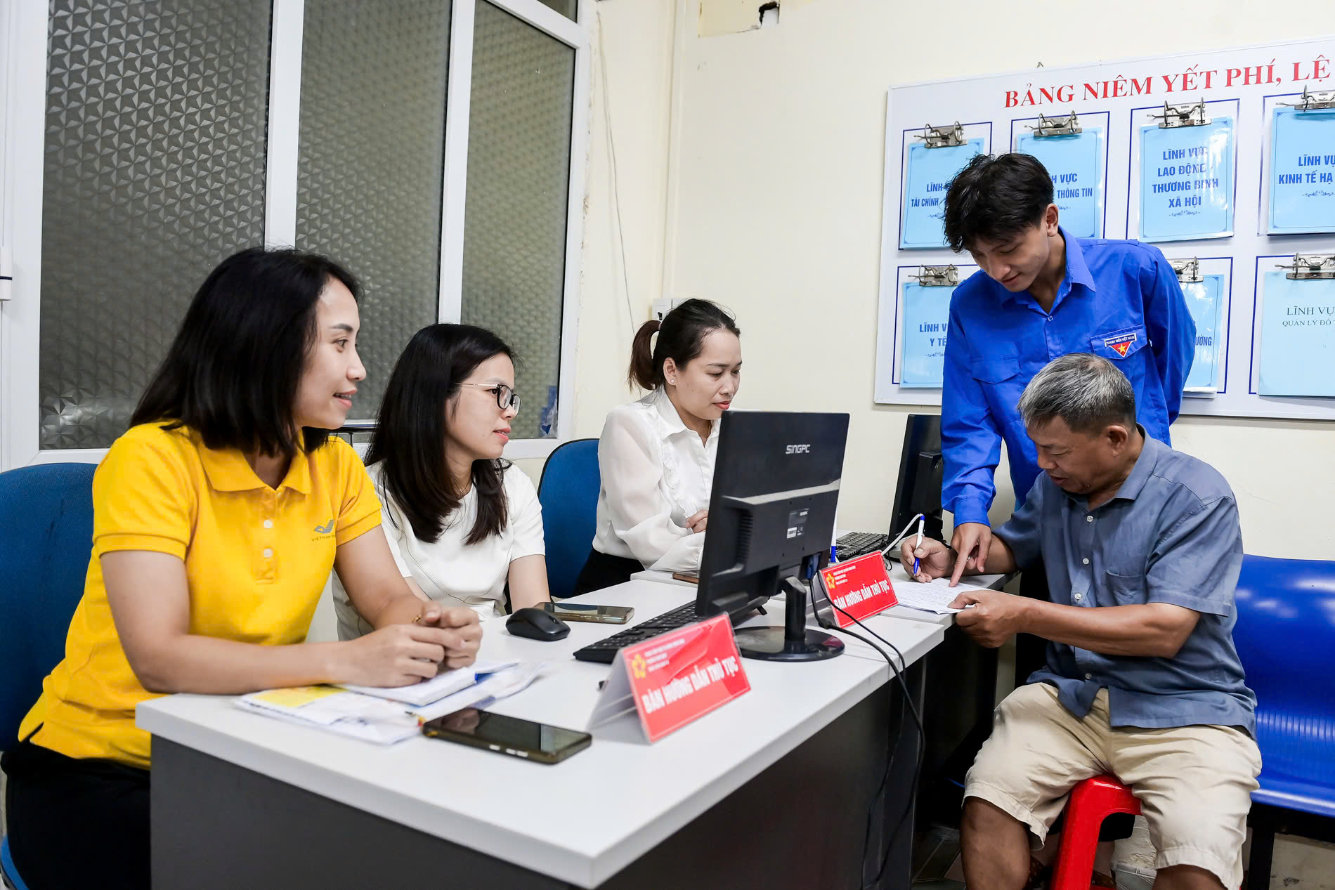 Ngày đầu vận hành chính quyền 2 cấp ở Ninh Bình diễn ra như thế nào?- Ảnh 12. Ngày đầu vận hành chính quyền 2 cấp ở Ninh Bình diễn ra như thế nào?- Ảnh 12.