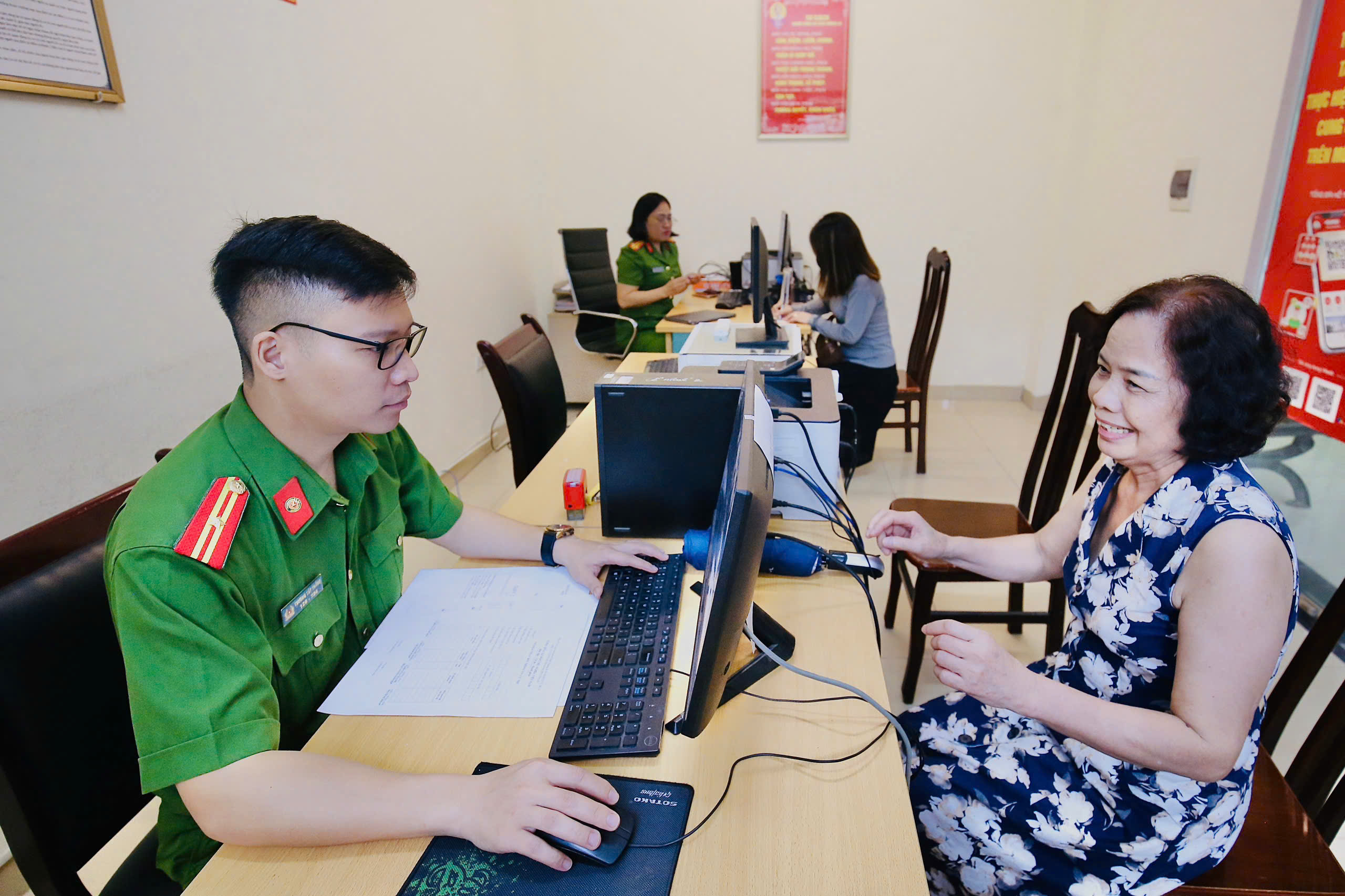 Người dân Hà Nội làm thủ tục thuận tiện trong ngày đầu vận hành chính quyền 2 cấp - Ảnh 3. Người dân Hà Nội làm thủ tục thuận tiện trong ngày đầu vận hành chính quyền 2 cấp - Ảnh 3.