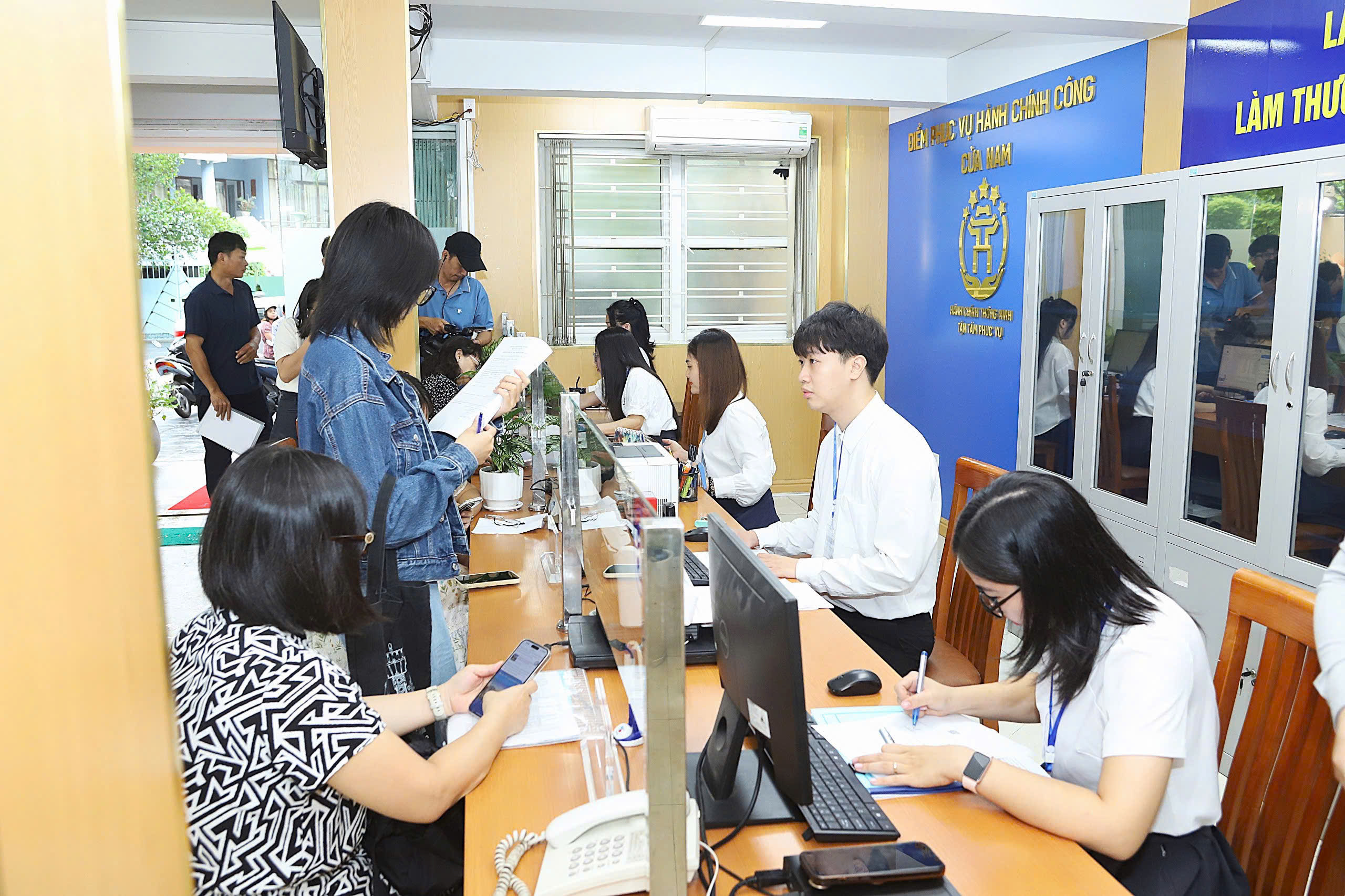Người dân Hà Nội làm thủ tục thuận tiện trong ngày đầu vận hành chính quyền 2 cấp - Ảnh 8. Người dân Hà Nội làm thủ tục thuận tiện trong ngày đầu vận hành chính quyền 2 cấp - Ảnh 8.