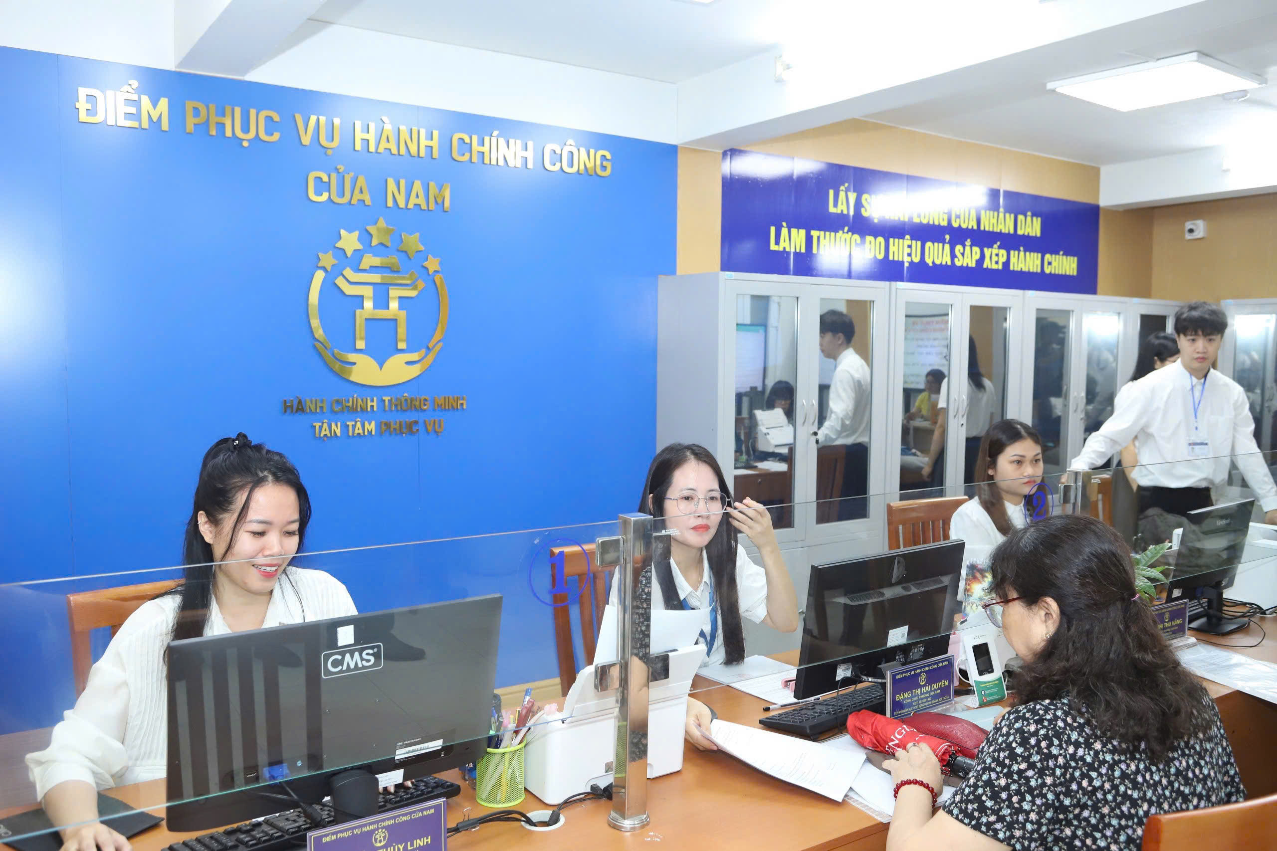 Người dân Hà Nội làm thủ tục thuận tiện trong ngày đầu vận hành chính quyền 2 cấp - Ảnh 1. Người dân Hà Nội làm thủ tục thuận tiện trong ngày đầu vận hành chính quyền 2 cấp - Ảnh 1.