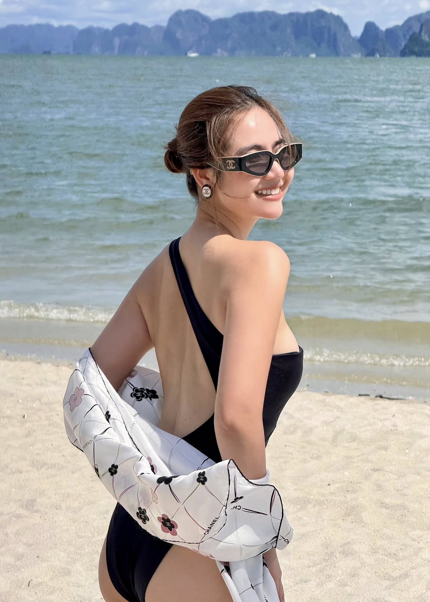 Huyền Lizzie chuộng bikini cắt khoét táo bạo, phô trương đường cong - Ảnh 2. Huyền Lizzie chuộng bikini cắt khoét táo bạo, phô trương đường cong - Ảnh 2.