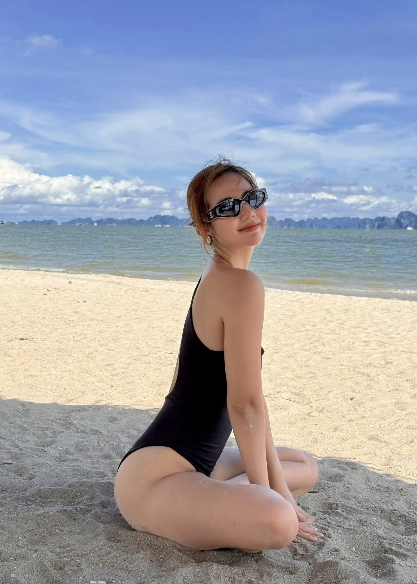 Huyền Lizzie chuộng bikini cắt khoét táo bạo, phô trương đường cong - Ảnh 4. Huyền Lizzie chuộng bikini cắt khoét táo bạo, phô trương đường cong - Ảnh 4.