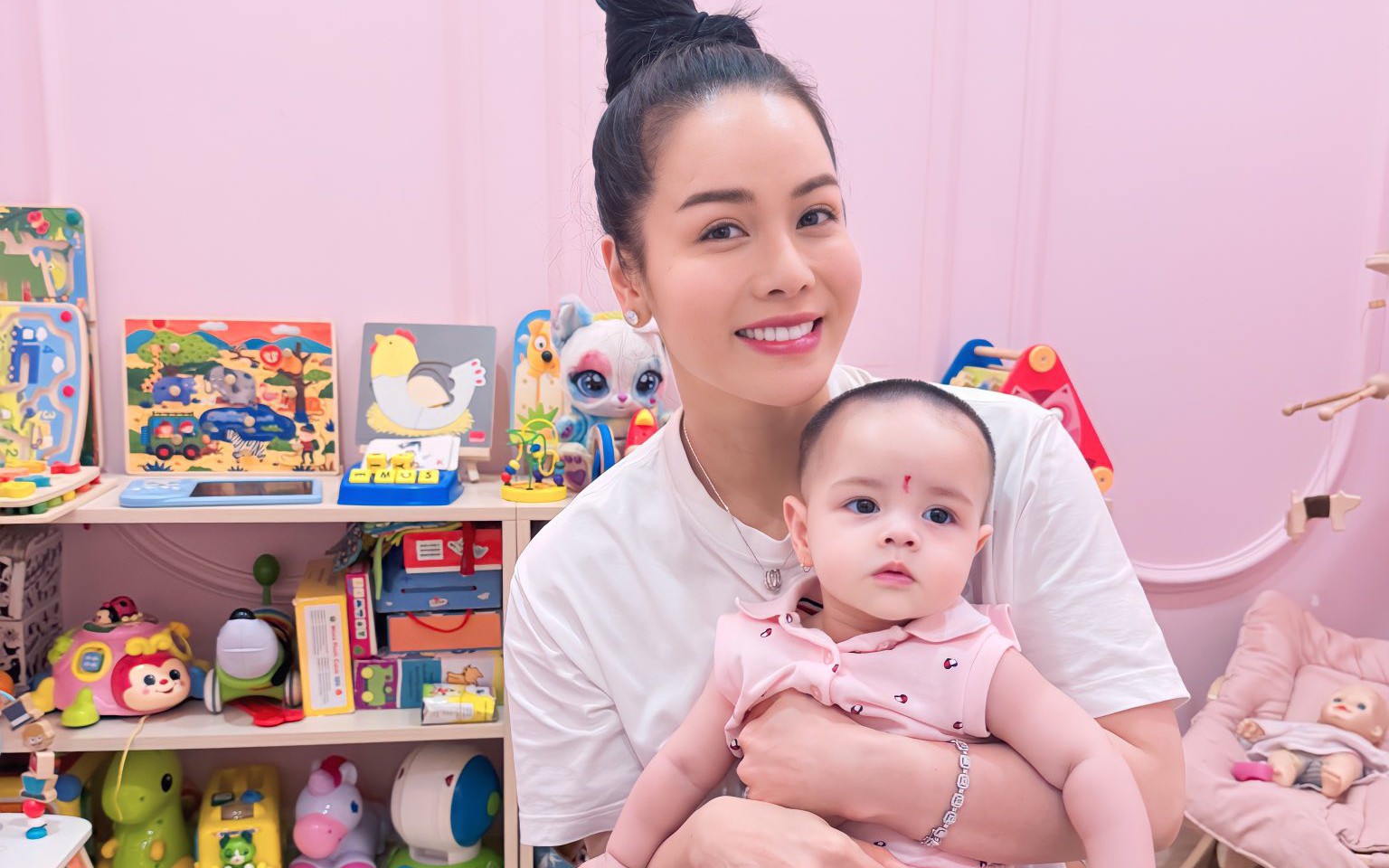 Cuộc sống bình yên, viên mãn của ca sĩ Nhật Kim Anh từ khi có con gái đáng yêu, xinh xắn 