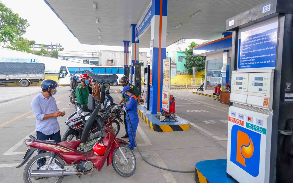 Sau một nhịp giảm sâu, giá xăng dầu bất ngờ đảo chiều tăng vọt