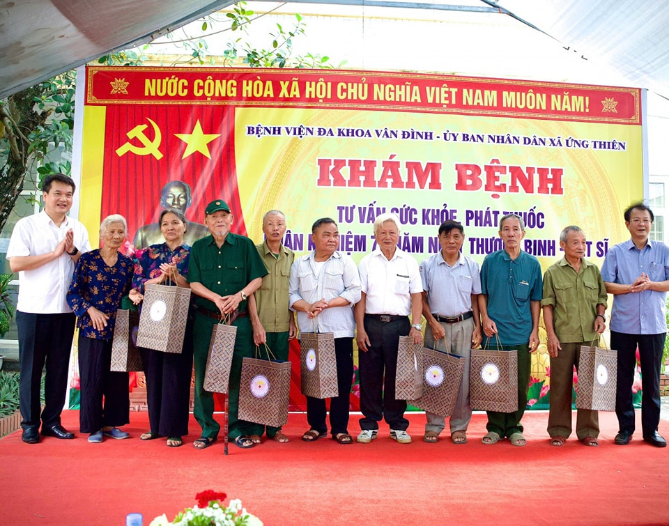 Khám bệnh, cấp phát thuốc miễn phí và tặng quà tri ân người có công với cách mạng - Ảnh 3.