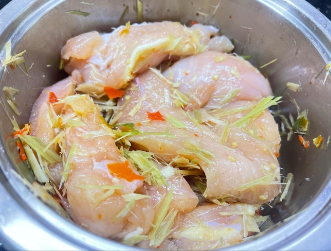 Gỏi mận gà xé hạt điều xốt chua ngọt - Ảnh 2.