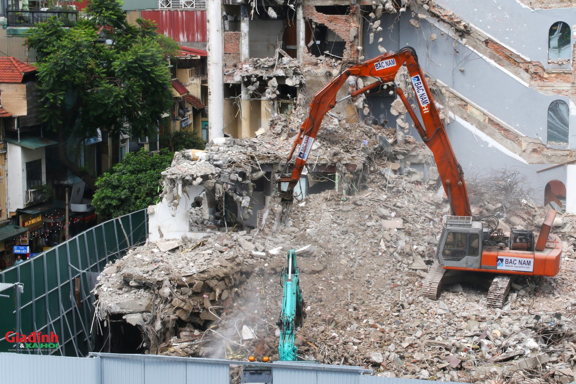 Sau gần 1 tháng thi công phá dỡ, tòa nhà 'Hàm Cá mập' hiện ra sao? - Ảnh 3. Sau gần 1 tháng thi công phá dỡ, tòa nhà 'Hàm Cá mập' hiện ra sao? - Ảnh 3.
