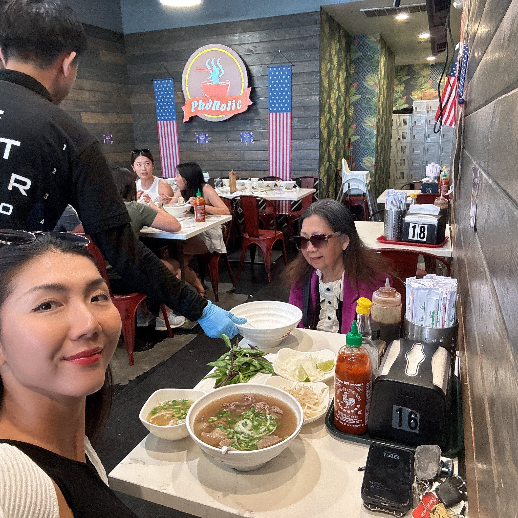 Siêu mẫu Việt từng 'liều lĩnh' lấy chồng Tây giờ đoàn tụ cùng mẹ ở Mỹ, cuộc sống biến động ra sao?- Ảnh 4.