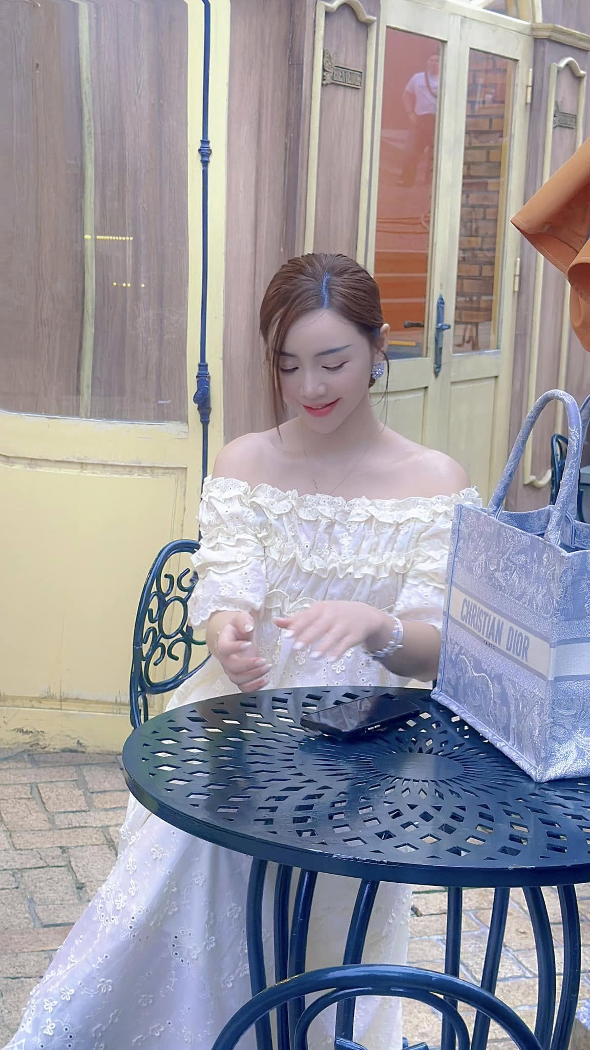 Mỹ nhân VFC quê Hưng Yên khoe mua xe Mercedes 2 tỷ, khán giả trầm trồ về sự giàu có 'tự thân' - Ảnh 5.